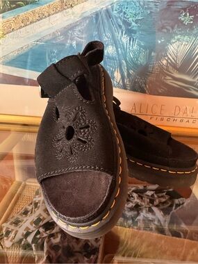 Dr. Martens Dunnet Flower Black Suede Platform Sandals NWOT Size 6